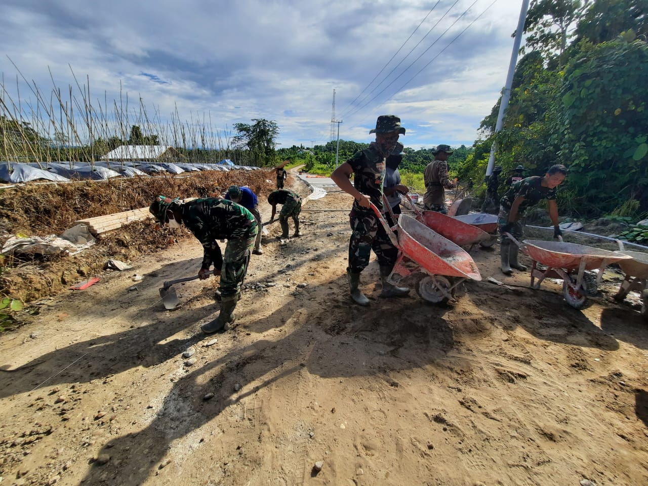 Demi Akses Warga, Semenisasi Jalan Licak Kampung Long Hubung Dikebut Puluhan Satgas TMMD TNI AD