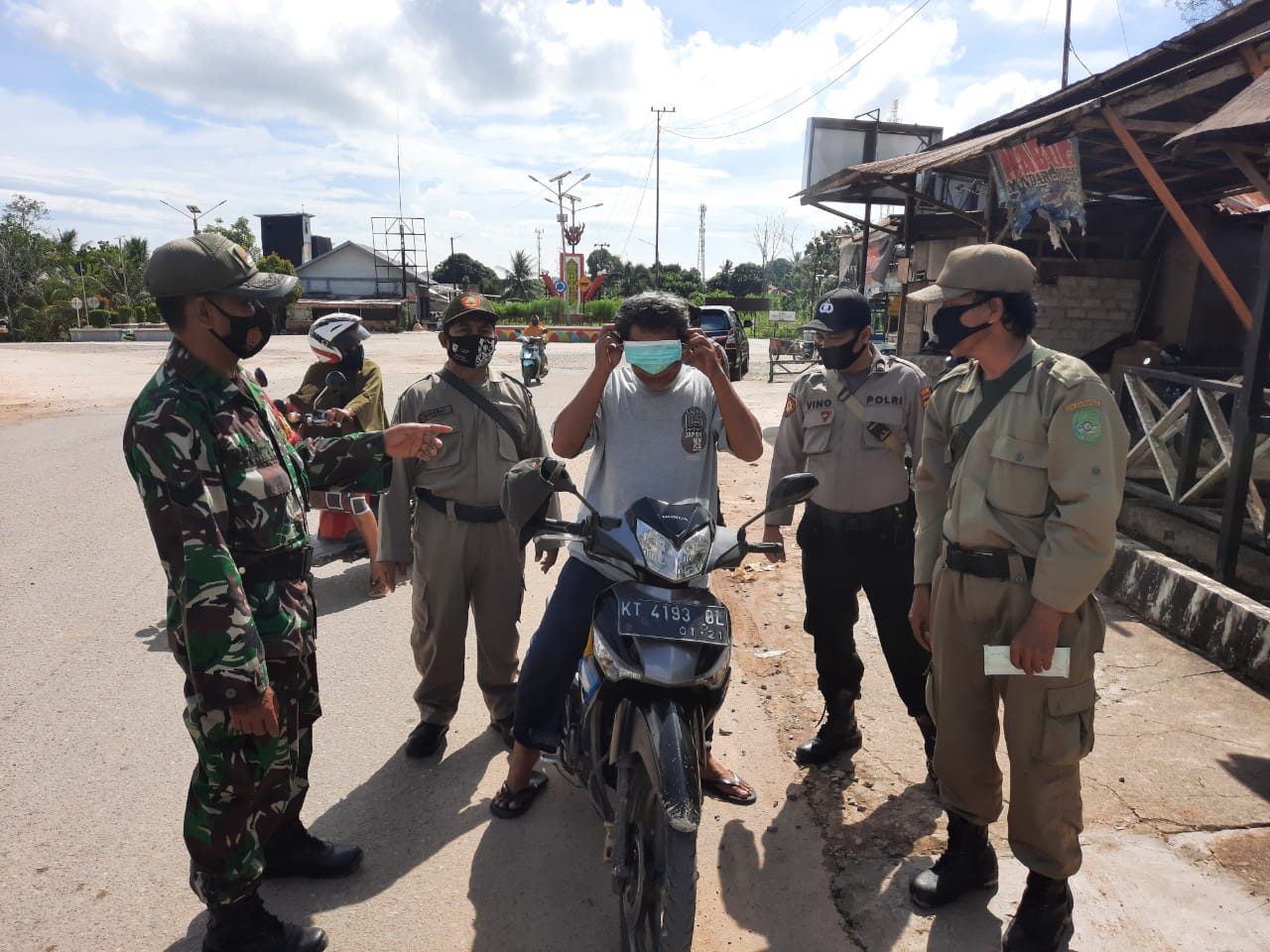 Koramil Muara Badak Bersama Polsek Bagikan Masker Gratis Kepada Pengguna Jalan