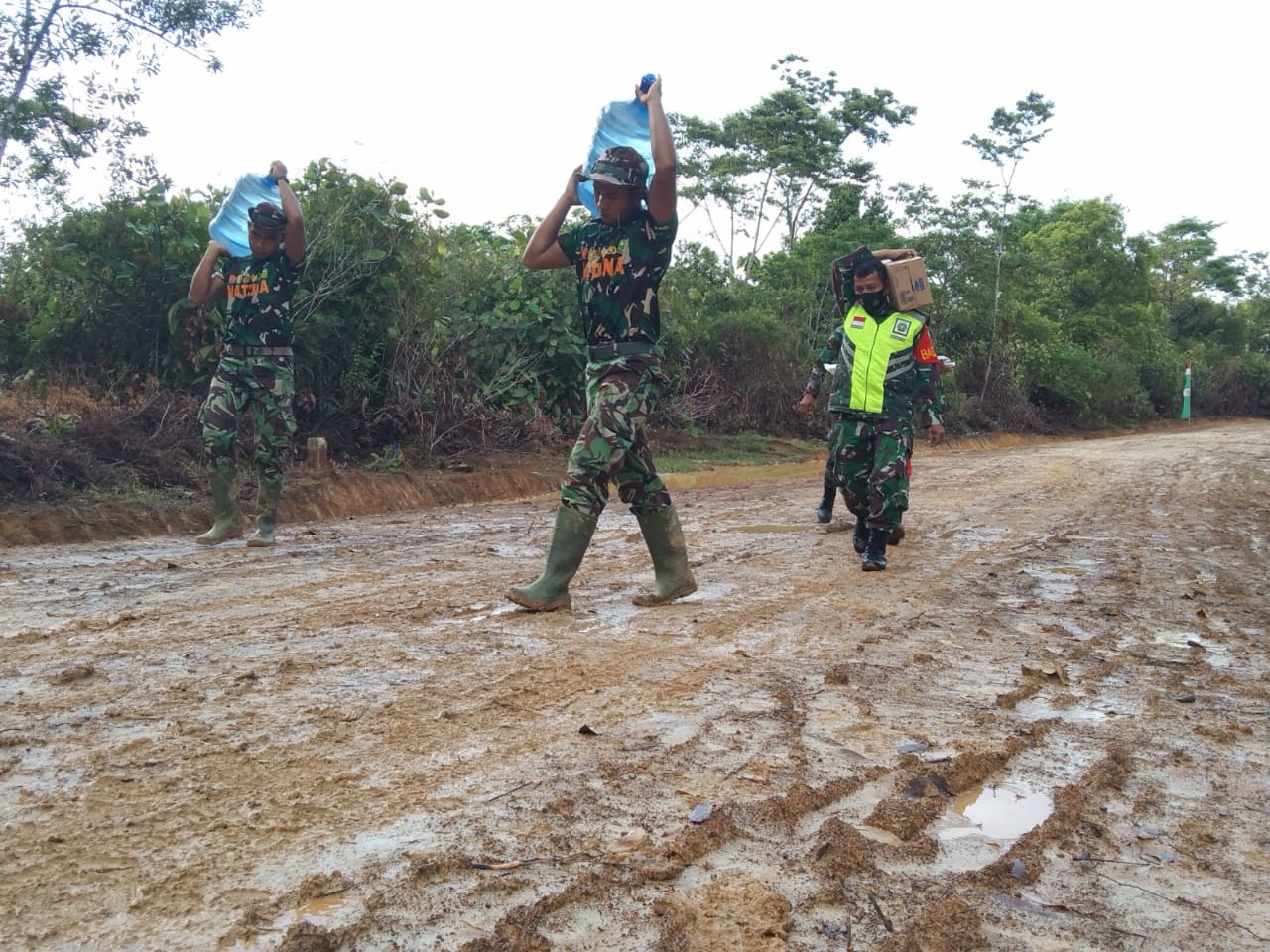 Berjalan Sejauh 1000 Meter, Satgas TMMD Natuna Membawa Logistik