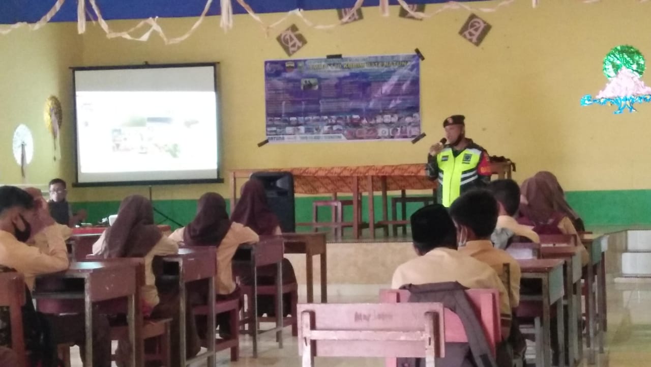 Mensukseskan Program TMMD Ke 110, Anggota Satgas Berikan Penyuluhan Geopark Natuna Kepada Pelajar