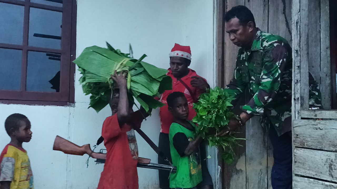 Bantu Sukseskan TMMD, Warga Distrik Kawagit Berikan Hasil Kebun