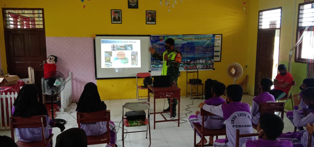 Cerdaskan Anak Bangsa, Serda Edi P Berikan Penyuluhan Geopark Natuna Kepada Pelajar