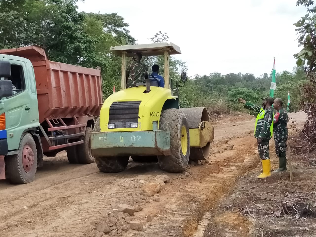 Pengerasan Jalan Penghubung, Dua Alat Berat Diterjunkan