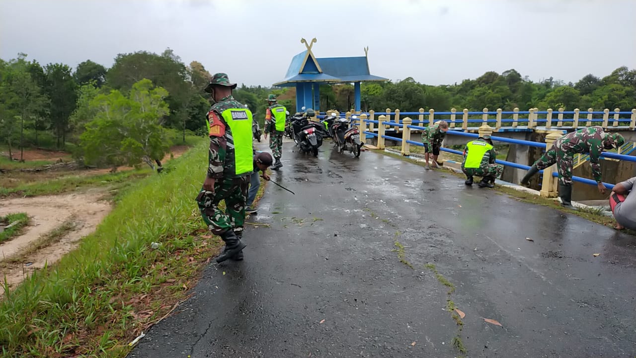 Satgas Bersama Warga Bergotong – Royong Laksanakan Giat Pembersihan Bendungan Tapau