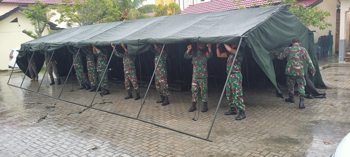 Jelang Vaksinasi Pelayanan Publik Tingkat Kecamatan, Babinsa Koramil Penajam Bantu Dirikan Tenda