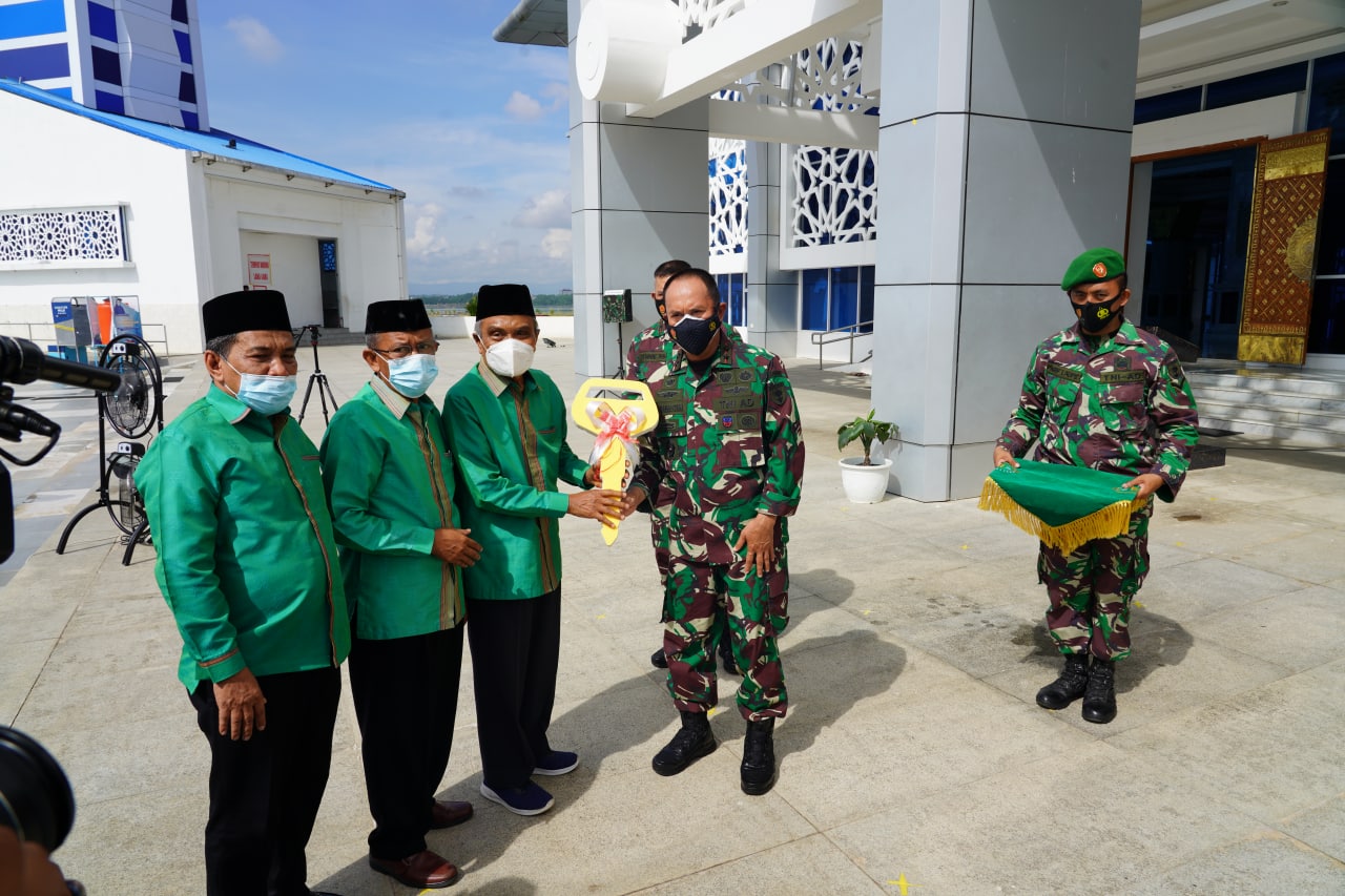 Pangdam Hasanuddin Serahkan Perahu Wisata ke Pengurus Masjid Terapung Al-Alam