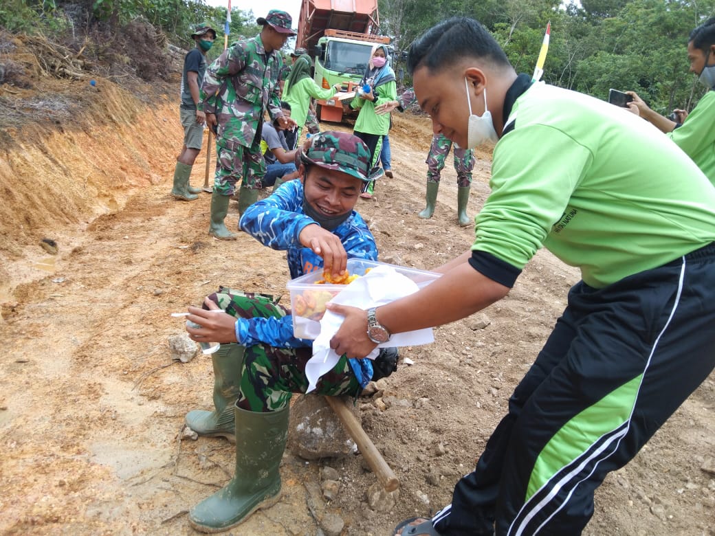 Ketika Singkong Goreng Disambut Senyuman Manis Satgas TMMD