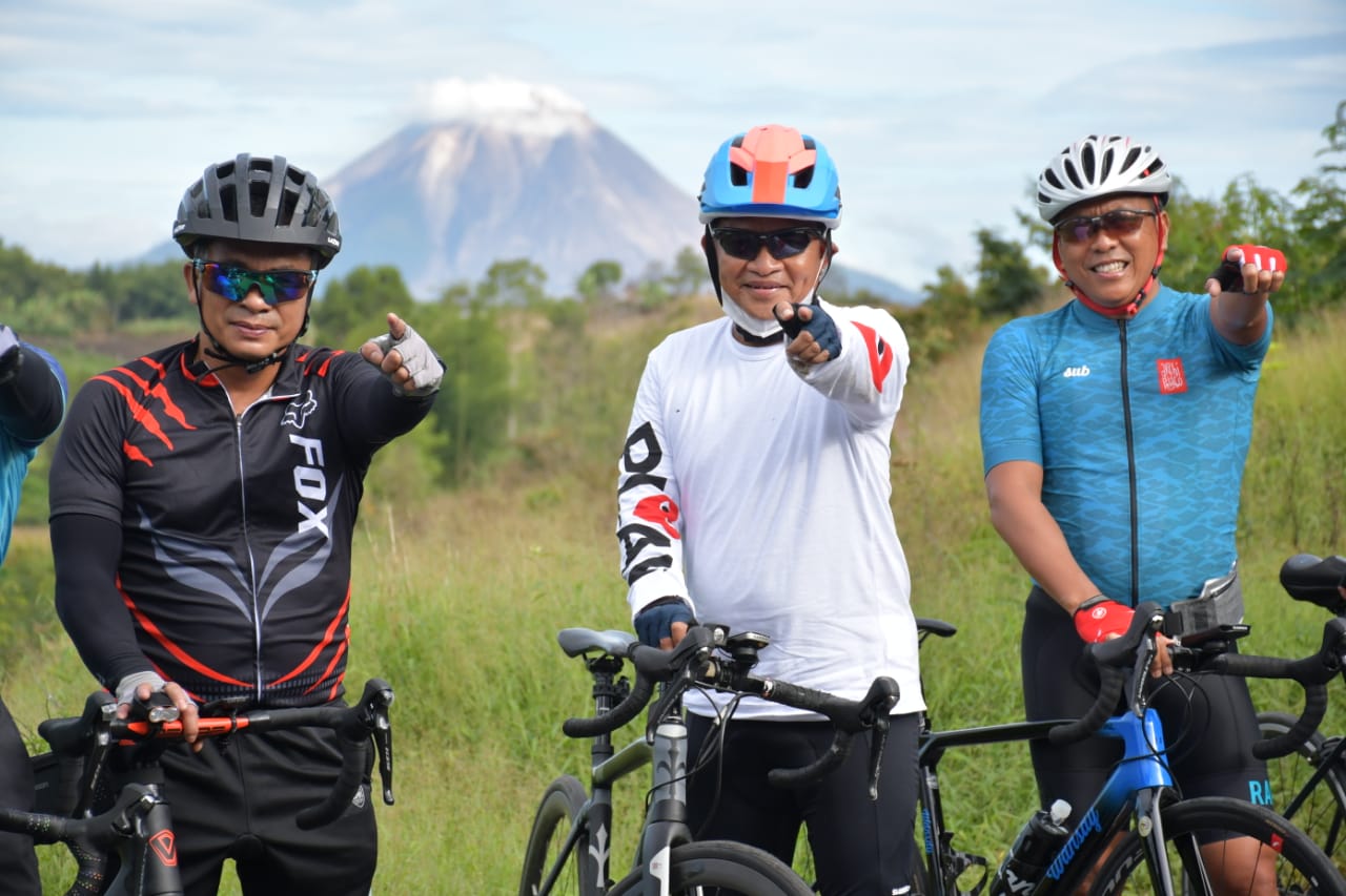 Menjaga Kebugaran Pangdam I/ BB Gowes Jelajahi Gunung Sinabung