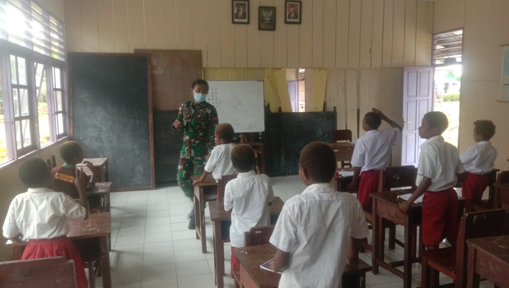 Peduli Pendidikan Generasi Muda Papua, Satgas TNI Yonif 756/WMS Berikan Wasbang di SD Inpres Jita