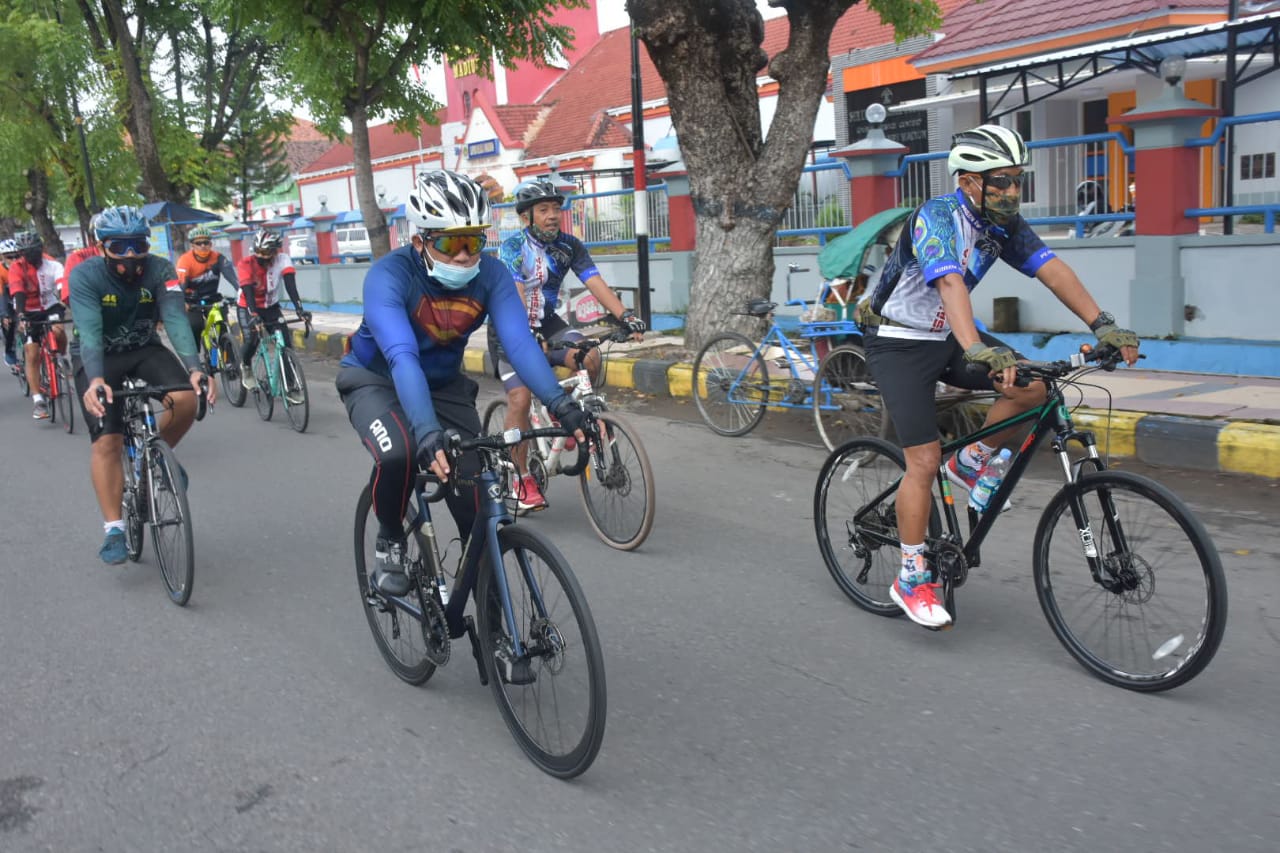 Dandim 0803/Madiun Bersama Forkopimda Kota dan Kabupaten Madiun Dampingi Danrem 081/Dsj Gowes Jumat Sehat