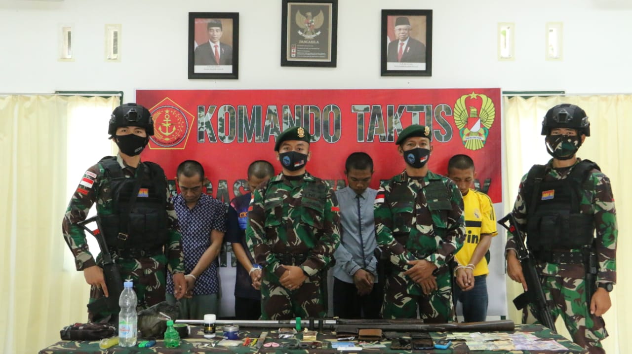 Satgas Pamtas Yonarhanud 16 Kostrad Amankan Dua Pucuk Senpi dan Empat Orang Diduga Bandar Narkoba