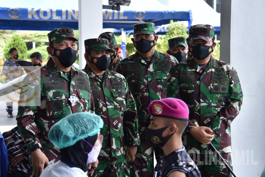 Pangkolinlamil Dampingi Panglima TNI Tinjau Serbuan Vaksinasi Di Kolinlamil