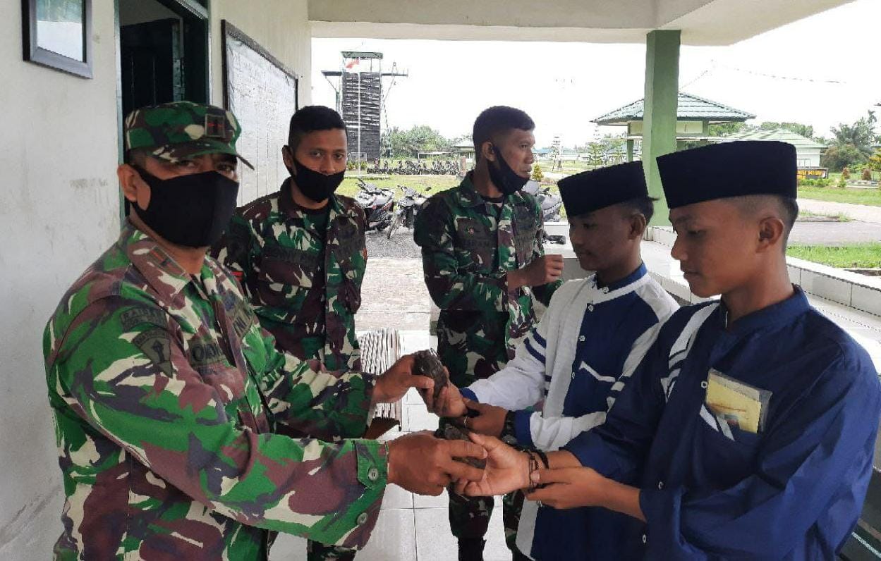 Dua Warga Serahkan Granat dan Munisi ke Yonif Raider 641