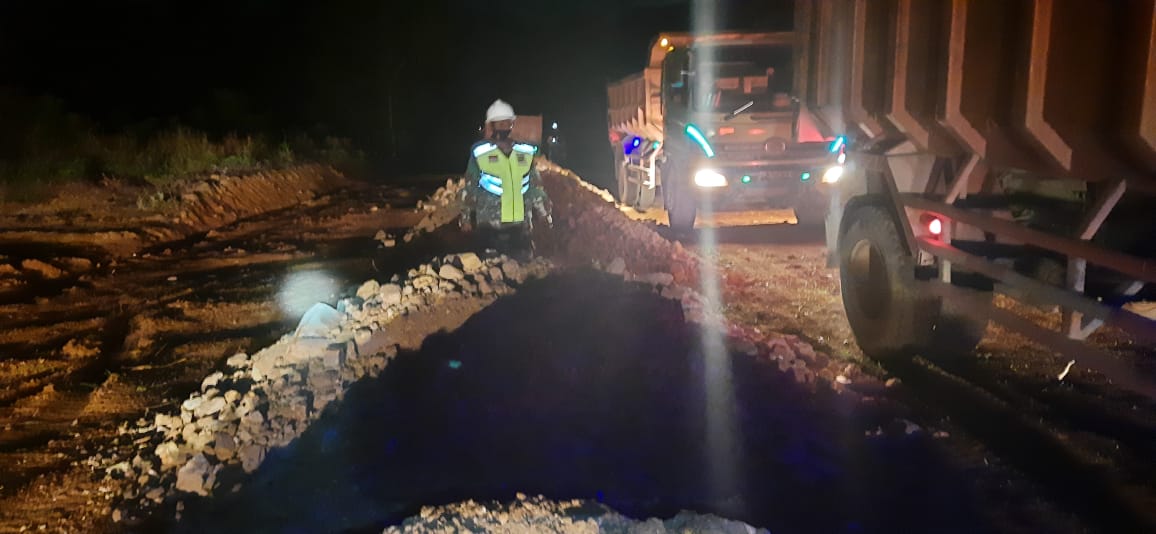 Pengerasan Jalan Dikebut Satgas TMMD Hingga Malam Hari 