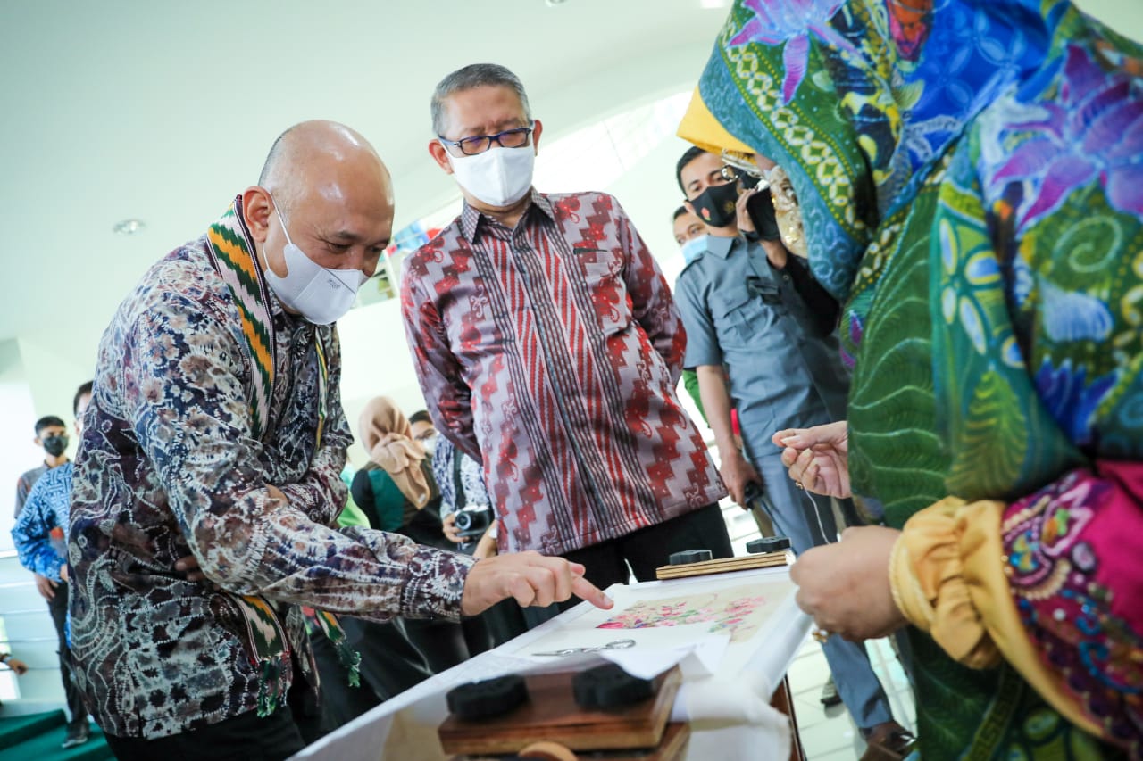 MenkopUKM Dorong Pemda Kembangkan Produk UKM Unggulan