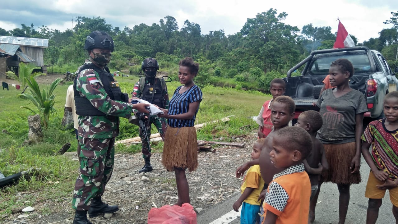 Satgas Yonif Para Raider 432 Kostrad Berbagi Kebahagiaan Kepada Masyarakat Papua