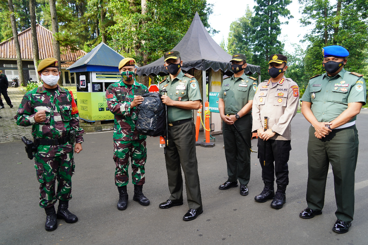 Danrem 061/Sk Berikan Penghargaan Kepada Prajuit Yon Armed 5/Tarik