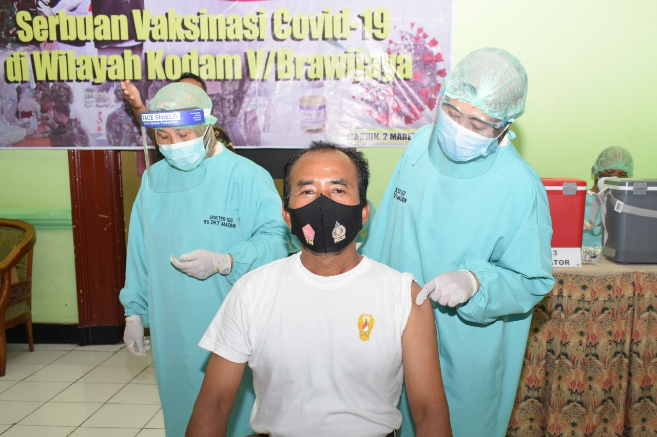 Puluhan PNS Korem 081/DSJ Terima Vaksin Covid-19 Tahap 1