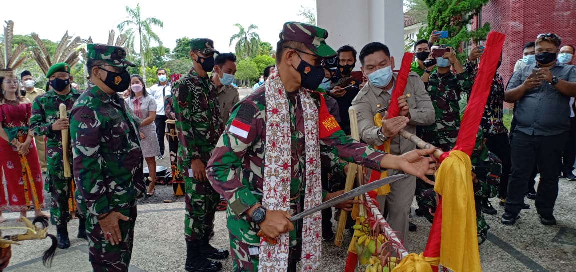 Pangdam XII/Tpr dan Kapolda Kalteng Dianugerahi Gelar Adat Dayak