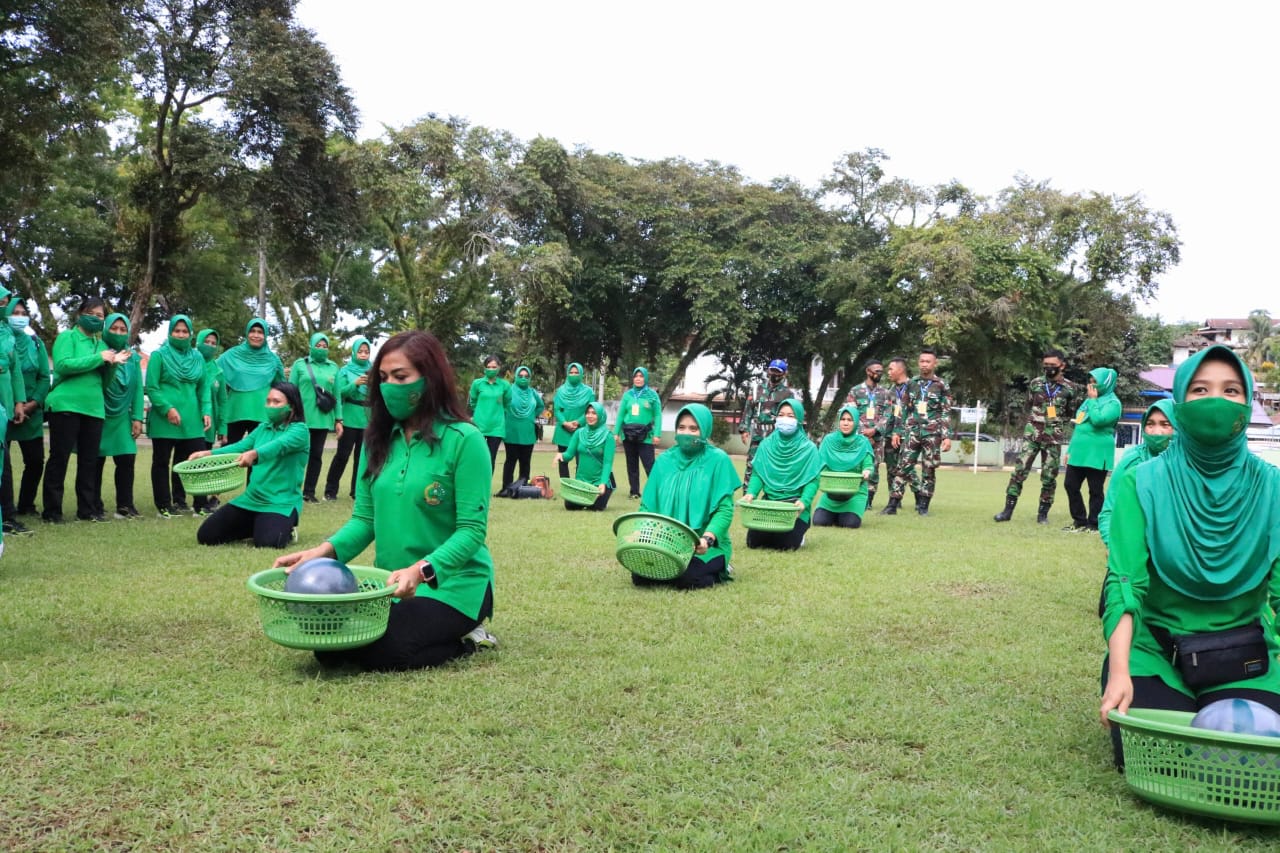 Jaga Solidaritas dan Kebugaran, Pengurus Persit Kodim Kendari Gelar Olahraga Bersama