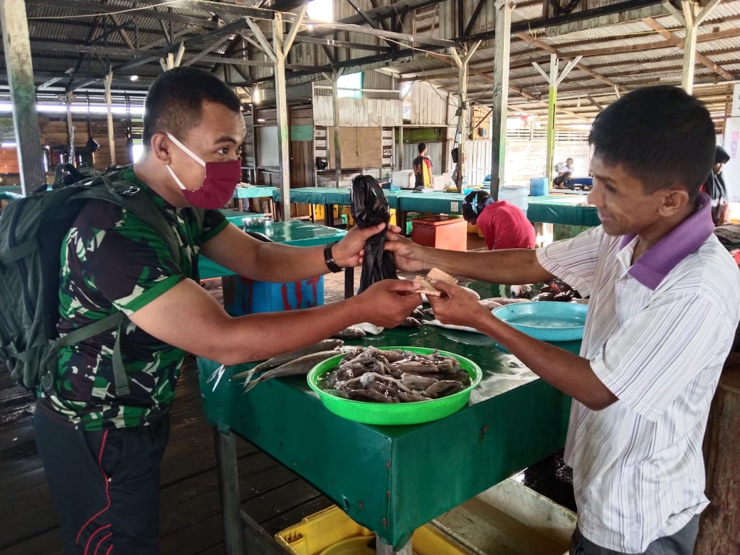 Pasar Ranai Natuna Jadi Idola Anggota Satgas Membeli Hasil Laut