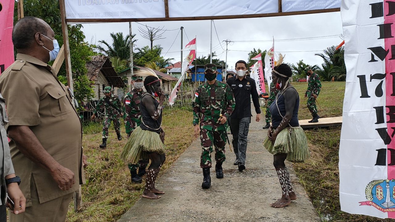 Kunker Pangdam XVII/Cenderawasih ke Distrik Kawagit Disambut Tarian Adat dan Masyarakat Setempat