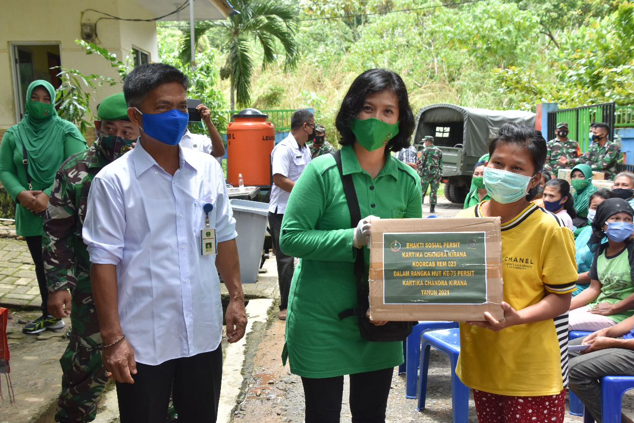 Menyambut HUT Persit Ke-75, Persit KCK Koorcabrem 023 PD I/BB dan Persit Cabang XLIV Gelar Baksos dan Anjangsana