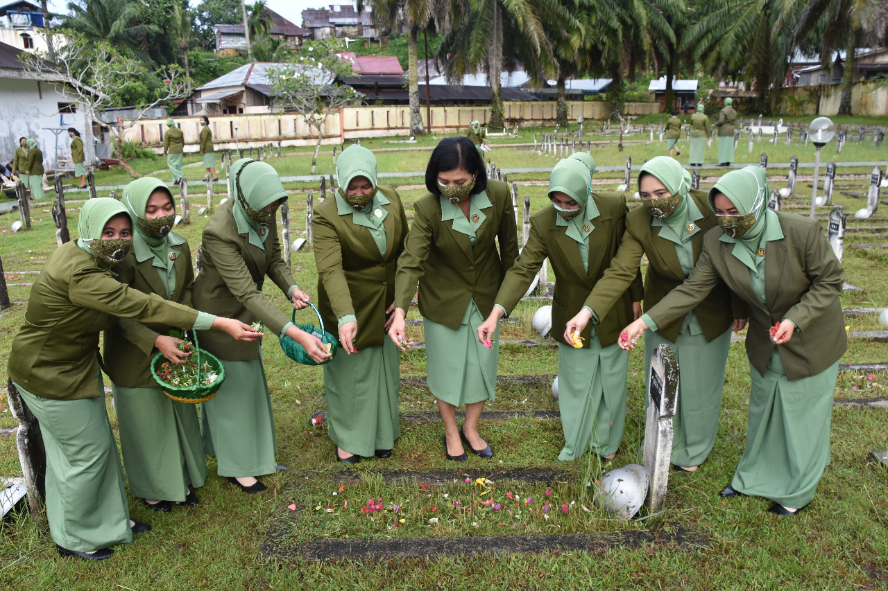 Persit KCK Koorcabrem 023 PD I/BB Laksanakan Ziarah Rombongan Ke TMP Sibolga