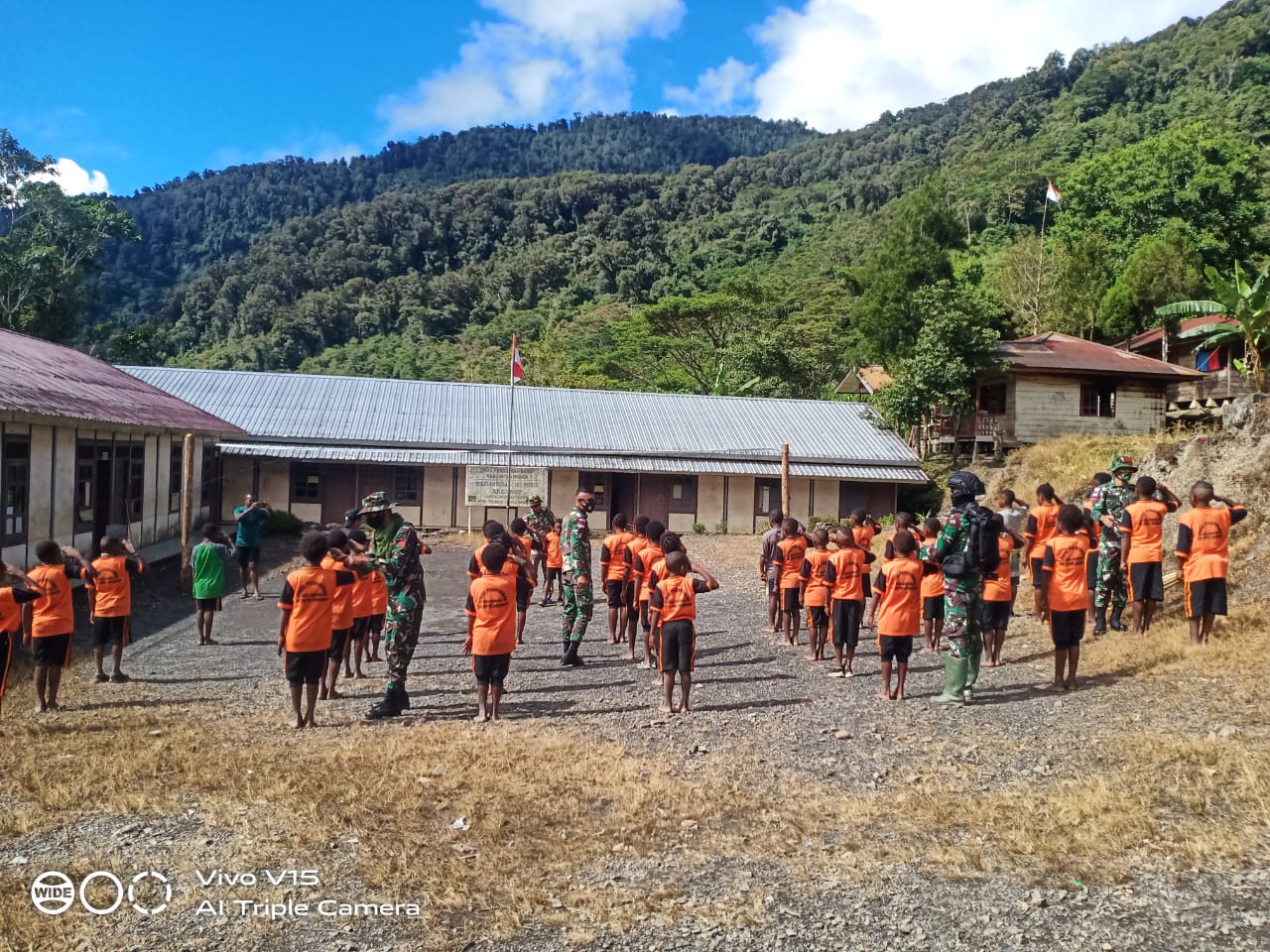 Satgas TNI Yonif 756/WMS mengajar di Pedalaman Papua