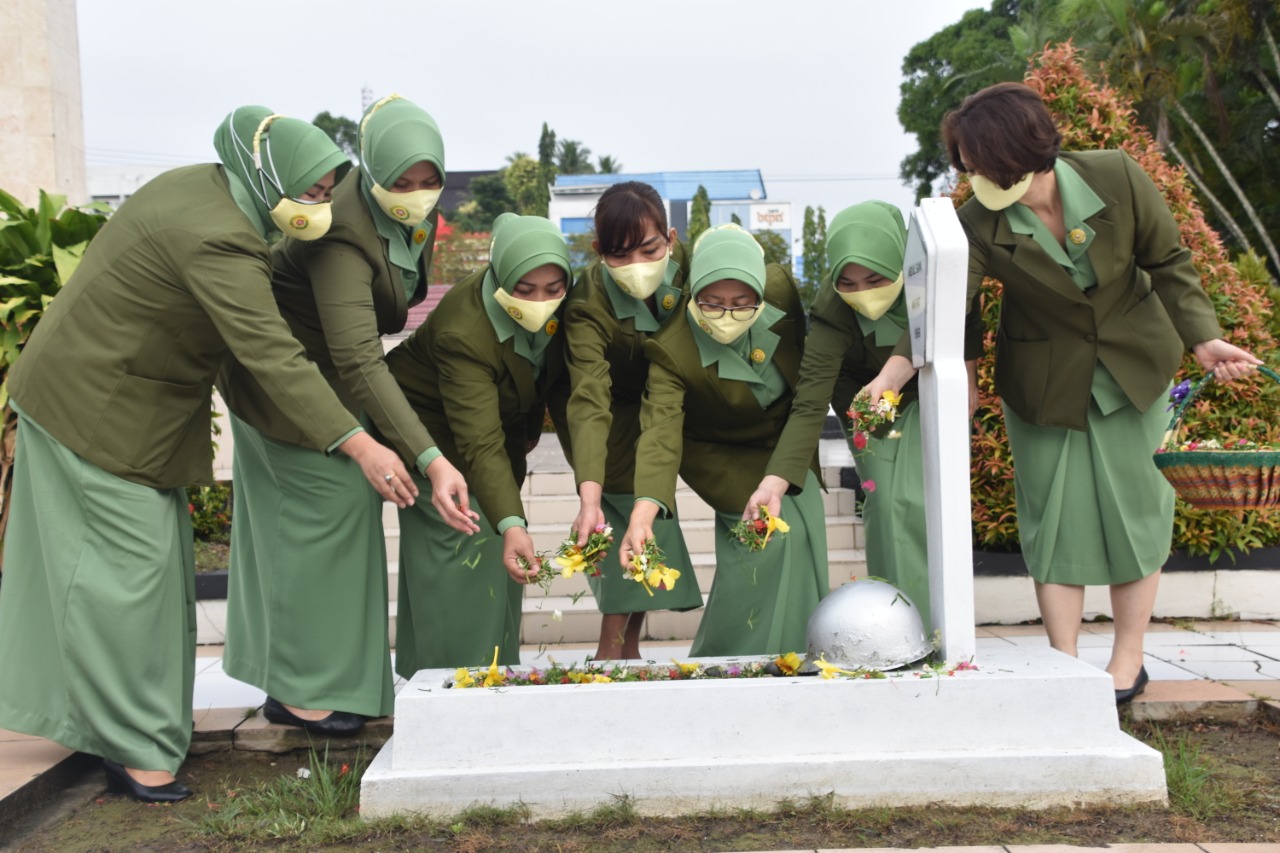 HUT Persit KCK ke 75 dan Darma Pertiwi ke 57, Gelar Ziarah ke TMP Samarinda