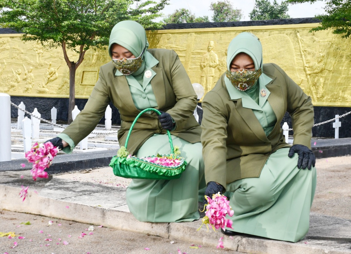 Persit KCK Koorcab Rem 081 Ziarah di TMP Madiun