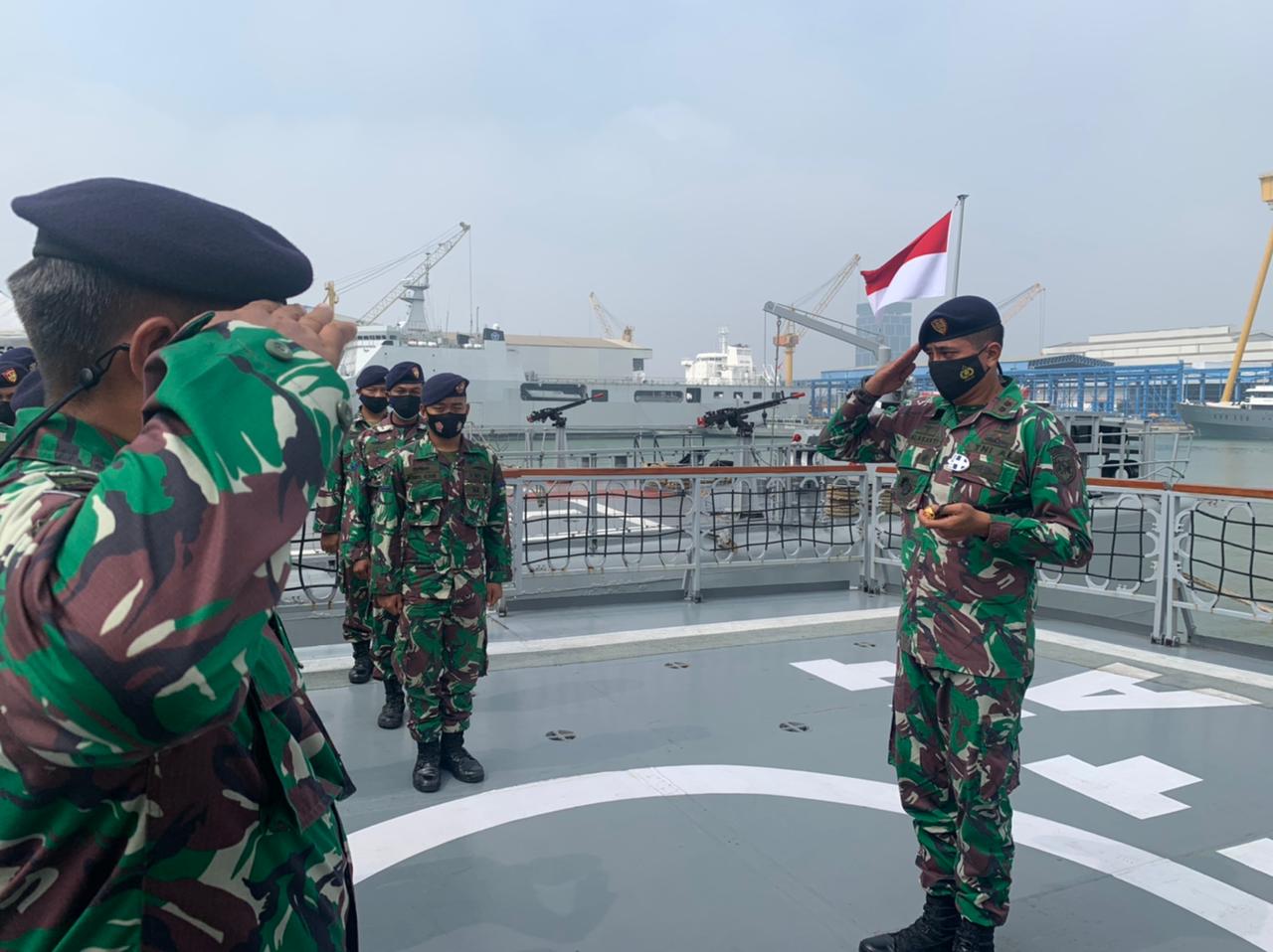 Komandan KRI Nala-363 Terima Laporan Kenaikan Pangkat Prajurit