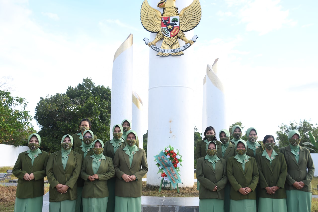 Persit KCK Koorcabrem 142 PD XIV/Hasanuddin Ziarah ke Taman Makam Pahlawan