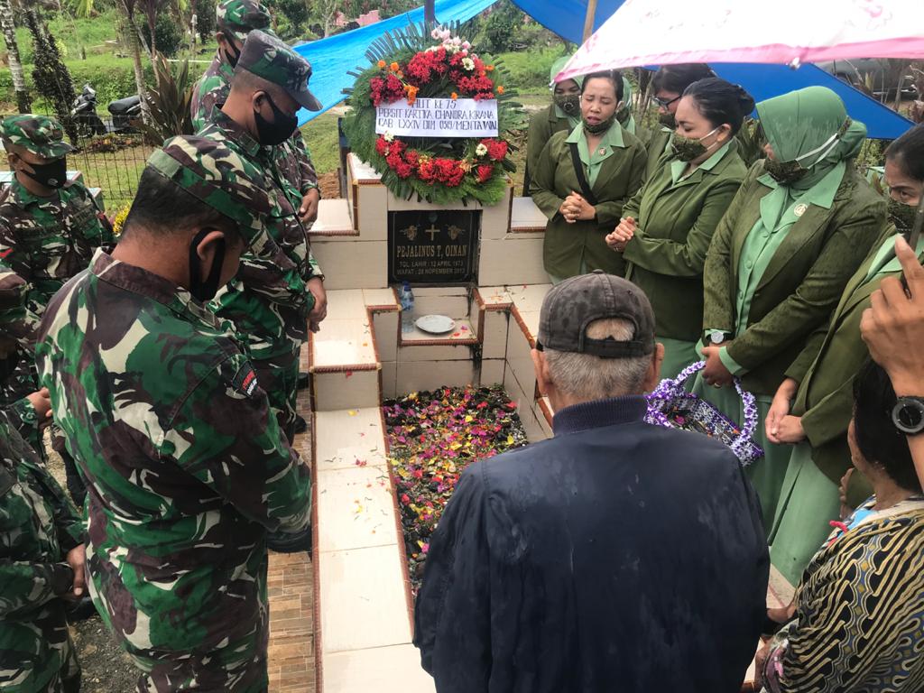 Persit KCK Cabang LXXIV Kodim 0319/Mentawai Laksanakan Ziarah Rombongan Ke Makam Anggota TNI