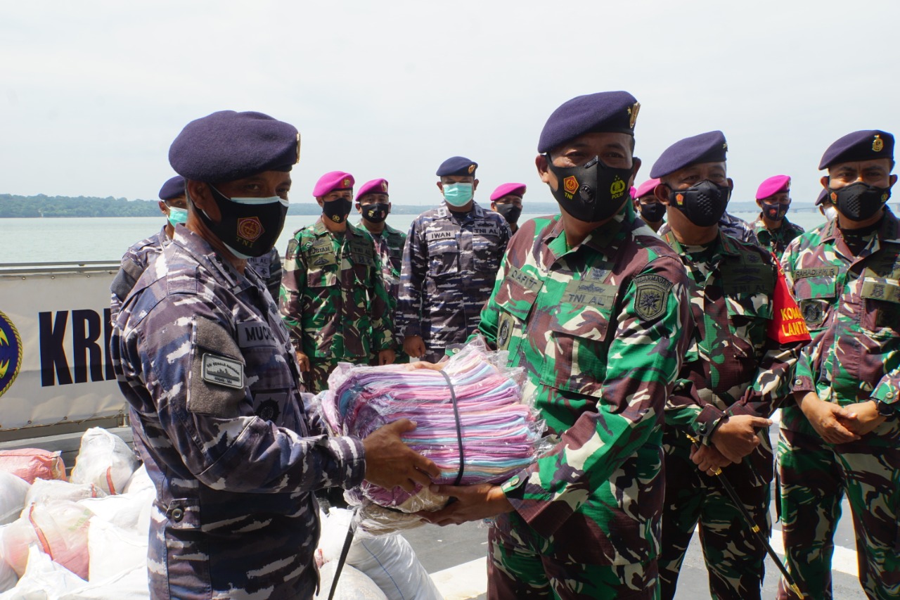 Gerak Cepat TNI AL Bantu Korban Bencana Alam NTT