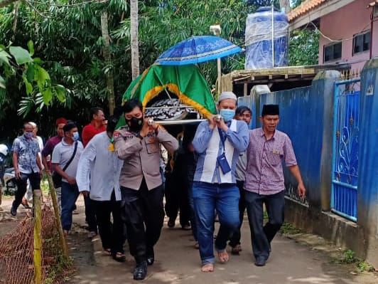 Pengabdian dan Keikhlasan Bhabinkamtibmas Polsek Cipocok Jaya Untuk Kemanusiaan