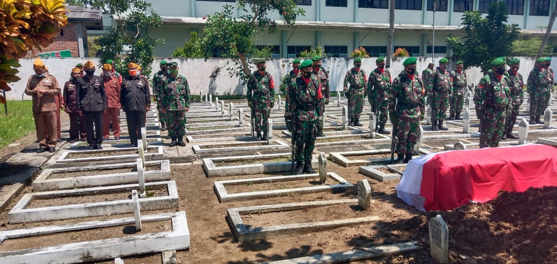 Danramil 0806/05 Kampak Pimpin Upacara Pemakaman Militer di TMP Karangsoko