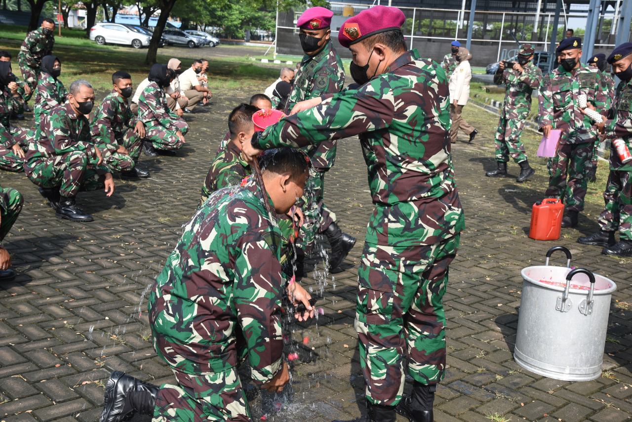 Selamat, 55 Personel Akademi Angkatan Laut Naik Pangkat