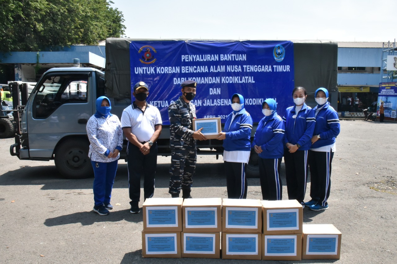 Ketua Gabungan Jalasenastri Kodiklatal Serahkan Bantuan Sembako Korban Bencana Banjir NTT