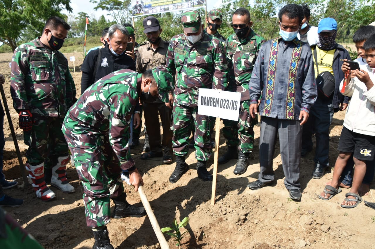 Rangkaian Touring dan Berbagi Kasih, Danrem 023/KS Tanam Bibit Kopi di Kab. Samosir