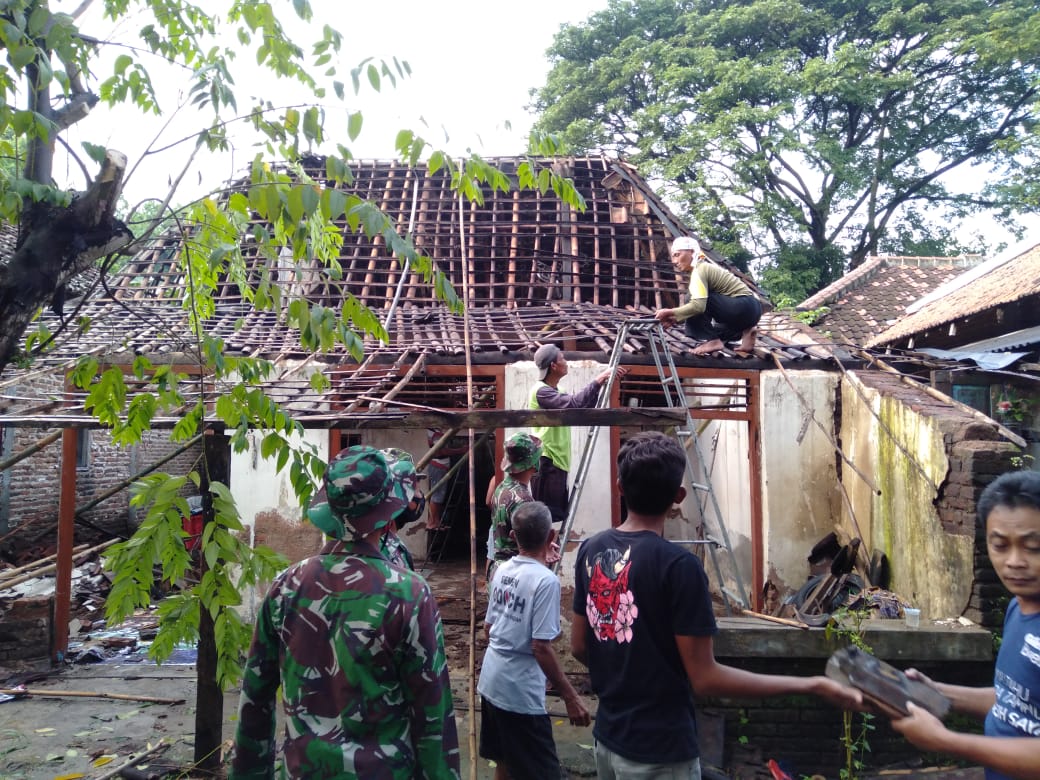 Rumah Roboh Akibat Gempa, Babinsa Kodim 0802 Ponorogo Gerak Cepat Turun ke Lokasi Kejadian