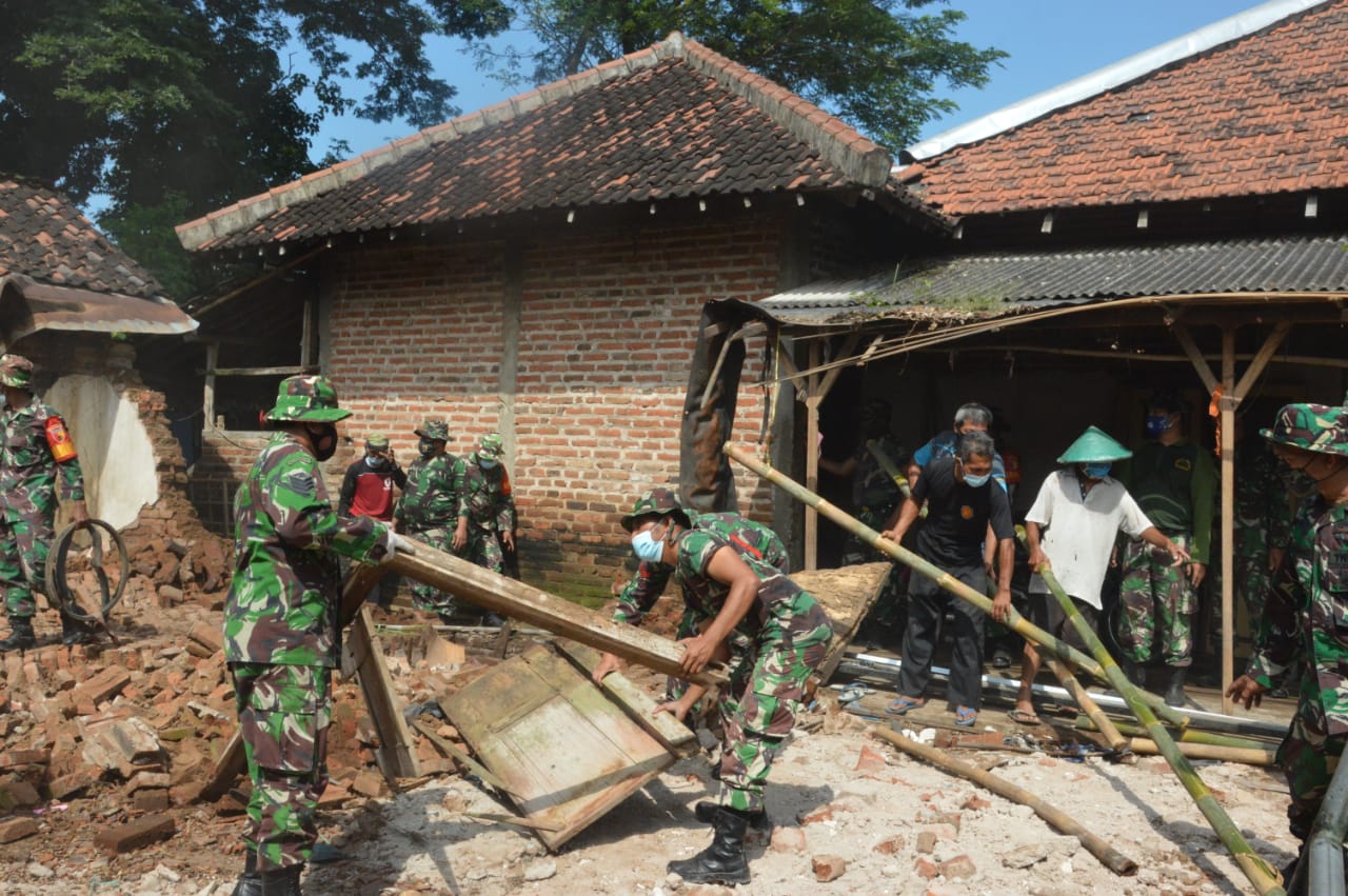 Rumah Warga Roboh Akibat Gempa Bumi, Kodim 0802/Ponorogo Kerja Bakti Sampai Tuntas