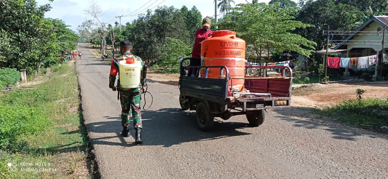 Cegah Covid-19, Babinsa Koramil Lambuya Terus Aktif Semprotkan Disinfektan Bersama Relawan