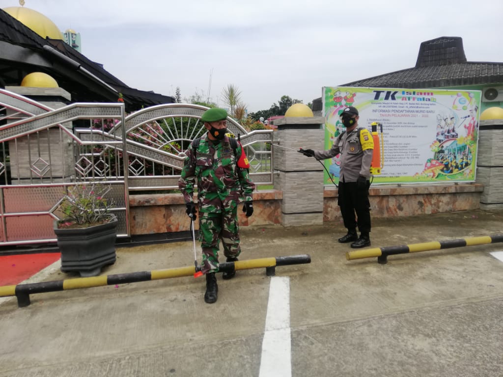 Jelang Bulan Suci Ramadhan, Koramil 0908-01/Loktuan Bersama Polsek dan Kecamatan Bontang Selatan Laksanakan Penyemprotan Disinfektan di Tempat Ibadah