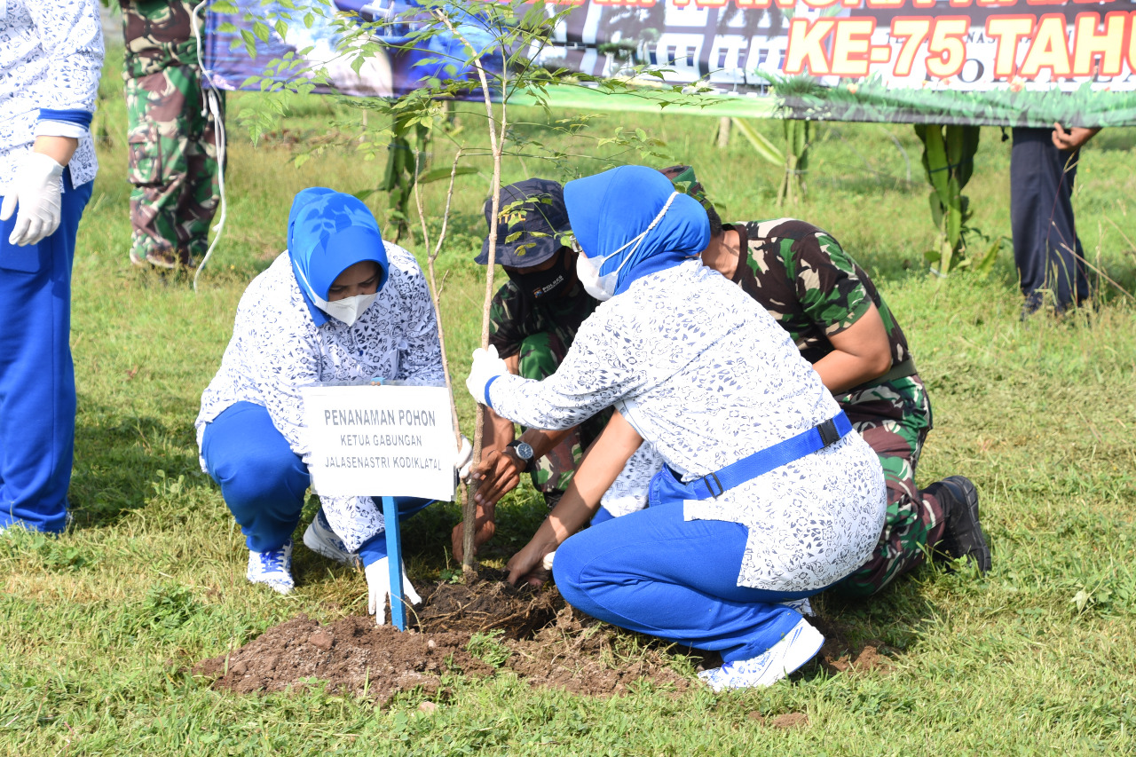 Prajurit, PNS dan Jalasenastri Kodiklatal Bersih Bersih Kesatrian Bumimoro Sambut Hardikal Ke-75 Tahun 2021