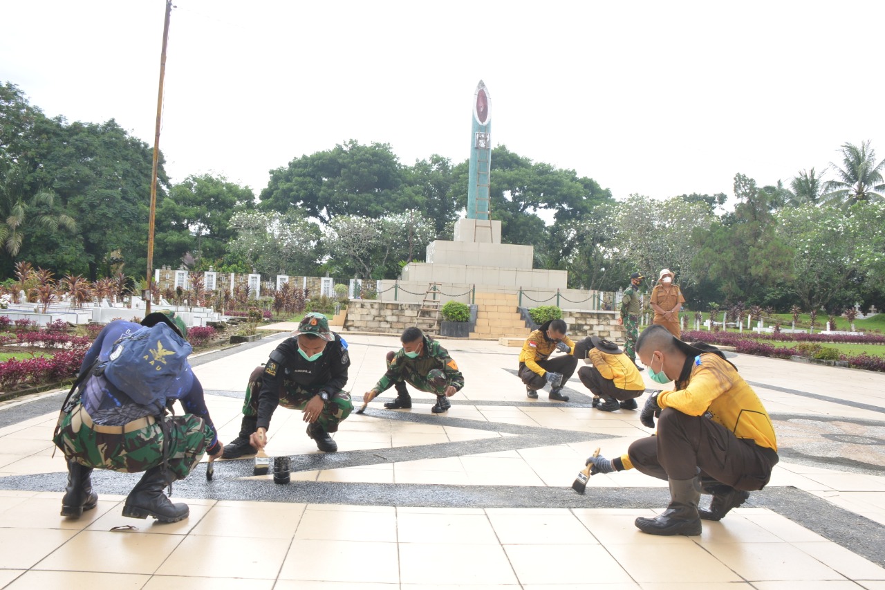 Satlat-2/Hiu Latsitardanus XLI Bersihkan Taman Makam Pahlawan Syuhada Kota Binjai