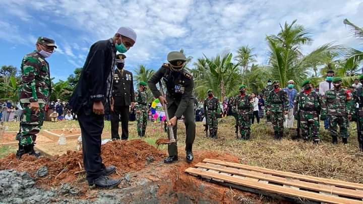 Letkol Inf Dwi Agung Pimpin Pemakaman Prajurit Terbaik Mempawah