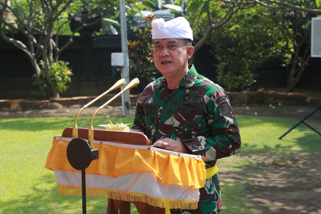 Prajurit Dan PNS Umat Hindu Koarmada II Rayakan Hari Raya Galungan Di Pura Jala Wira Dharma