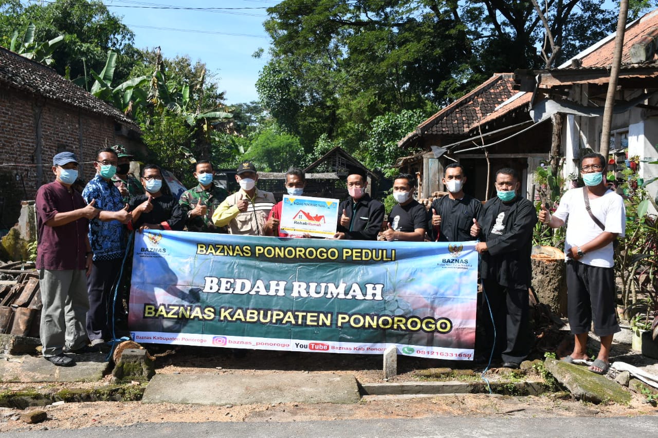 Kodim 0802/Ponorogo Laksanakan Karya Bakti dan Serahkan Dana Bantuan Sosial Kepada Warga Terdampak Bencana Gempa Bumi