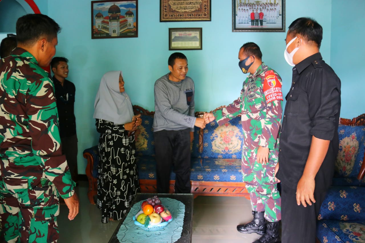 Beri Motivasi Dan Semangat Untuk Sembuh, Dandim Ngawi Bersama Para Staf Besuk Anggota Yang Sakit